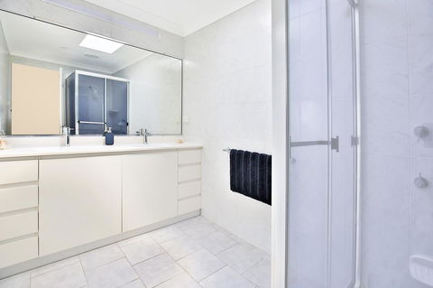 Neptune I Absolute Beachfront I Stunning Views - Dalby Accommodation 20