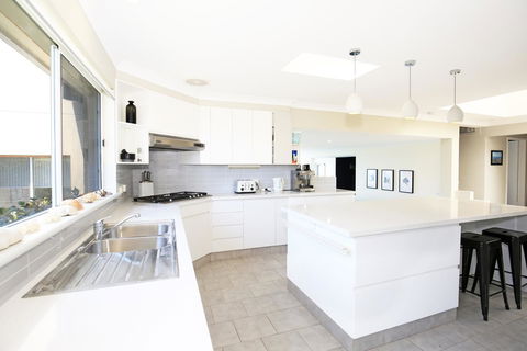 Neptune I Absolute Beachfront I Stunning Views - Dalby Accommodation 8