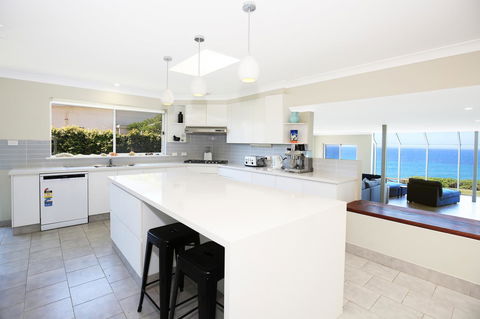 Neptune I Absolute Beachfront I Stunning Views - Dalby Accommodation 10