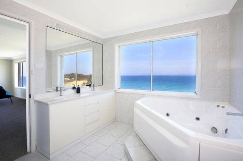 Neptune I Absolute Beachfront I Stunning Views - Dalby Accommodation 18