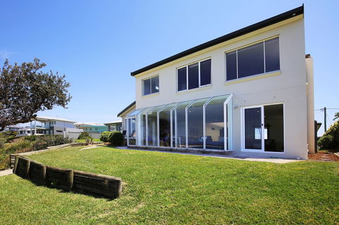 Neptune I Absolute Beachfront I Stunning Views - Dalby Accommodation 26