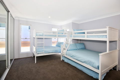 Neptune I Absolute Beachfront I Stunning Views - Dalby Accommodation 17