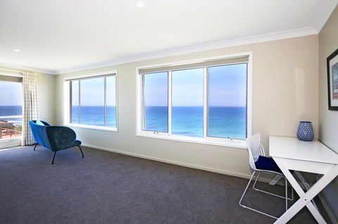 Neptune I Absolute Beachfront I Stunning Views - Dalby Accommodation 12