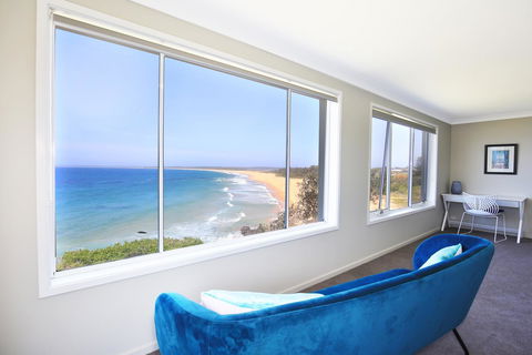 Neptune I Absolute Beachfront I Stunning Views - Dalby Accommodation 13
