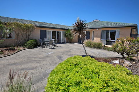 Neptune I Absolute Beachfront I Stunning Views - Dalby Accommodation 30