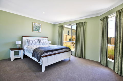 Neptune I Absolute Beachfront I Stunning Views - Dalby Accommodation 15