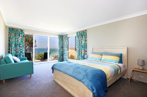 Neptune I Absolute Beachfront I Stunning Views - Dalby Accommodation 16