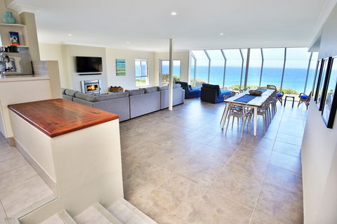 Neptune I Absolute Beachfront I Stunning Views - Dalby Accommodation 2