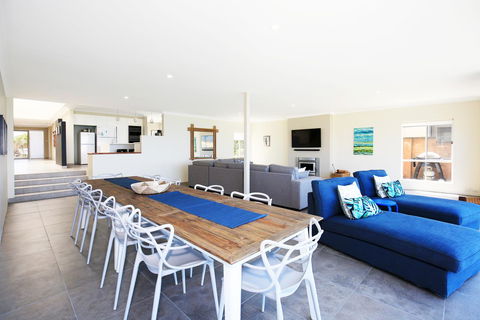 Neptune I Absolute Beachfront I Stunning Views - Dalby Accommodation 5