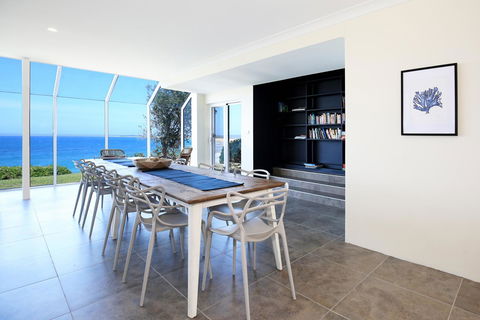 Neptune I Absolute Beachfront I Stunning Views - Dalby Accommodation 6