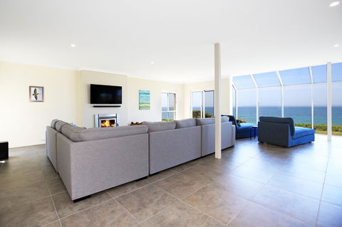 Neptune I Absolute Beachfront I Stunning Views - Dalby Accommodation 3