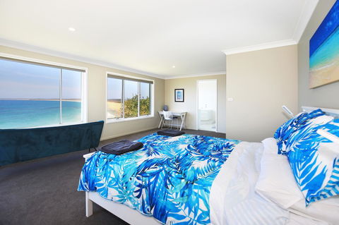 Neptune I Absolute Beachfront I Stunning Views - Dalby Accommodation 11