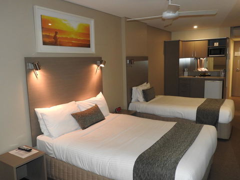 Manly Paradise Motel & Apartments - Dalby Accommodation 1