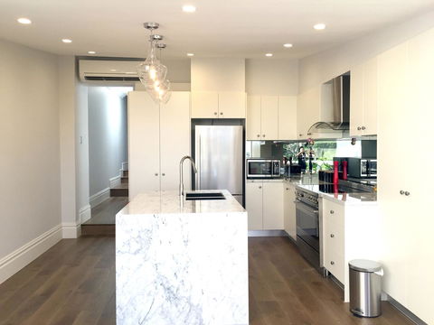 Luxury House In Bondi Junction - Dalby Accommodation 2