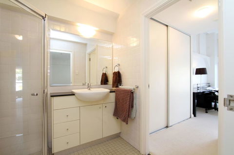 Waterfront Apartment On Sydney Harbour - Dalby Accommodation 4