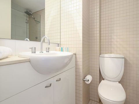 Lower Bridge And Sails - Executive 2BR Darlinghurst Apartment With Balcony And Rooftop Views - Dalby Accommodation 10