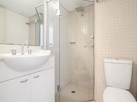 Lower Bridge And Sails - Executive 2BR Darlinghurst Apartment With Balcony And Rooftop Views - Dalby Accommodation 9