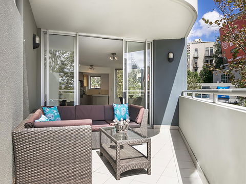 Lower Bridge And Sails - Executive 2BR Darlinghurst Apartment With Balcony And Rooftop Views - Dalby Accommodation 5