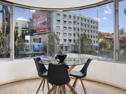 Lower Bridge And Sails - Executive 2BR Darlinghurst Apartment With Balcony And Rooftop Views - Dalby Accommodation 1