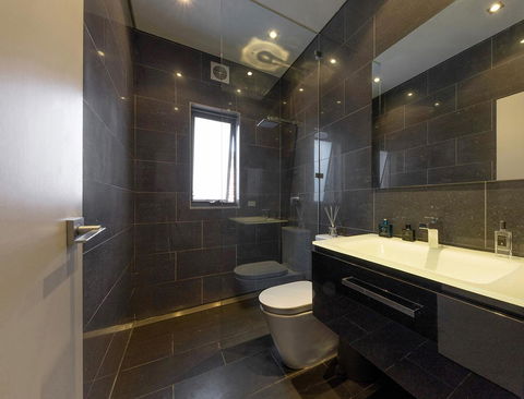 BONDI BEACH PRIME 1 Bedroom + Sunroom - Dalby Accommodation 1