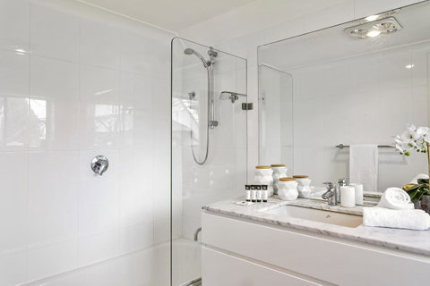 Summery, Spacious 4 Bed Home In Kurraba Point - Dalby Accommodation 8