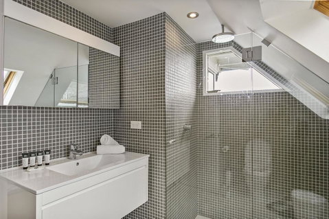 Summery, Spacious 4 Bed Home In Kurraba Point - Dalby Accommodation 9