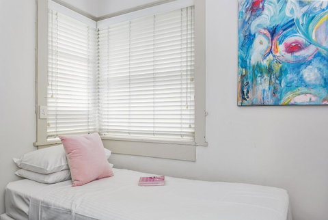 Summery, Spacious 4 Bed Home In Kurraba Point - Dalby Accommodation 6