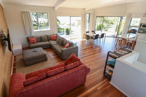 Valla's Beach House - Dalby Accommodation 9
