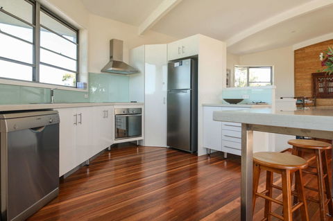 Valla's Beach House - Dalby Accommodation 12