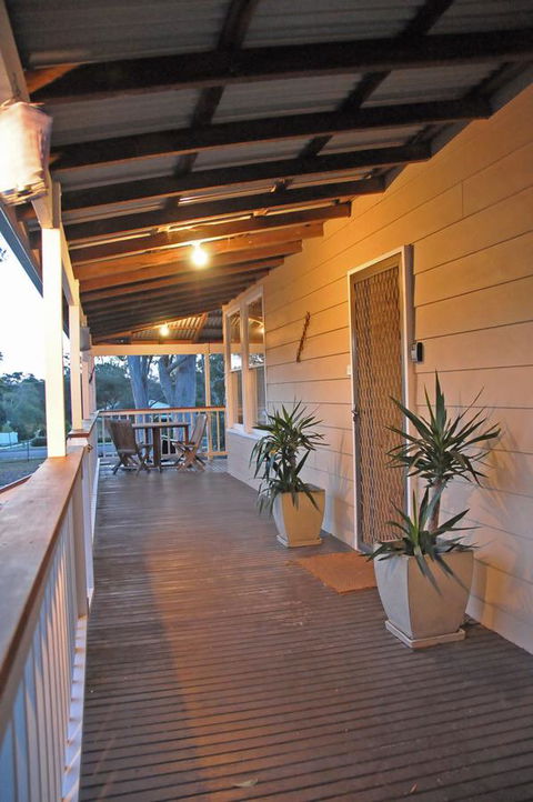 Bush & Bay Cottage - Dalby Accommodation 19