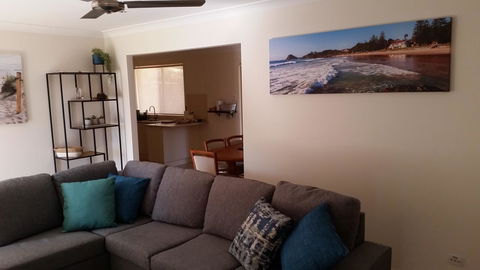 Twin Palms Holiday House At Lighthouse - Dalby Accommodation 9