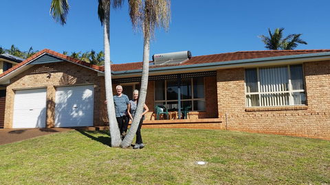 Twin Palms Holiday House At Lighthouse - Dalby Accommodation 0