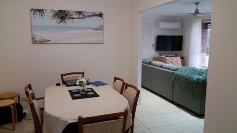 Twin Palms Holiday House At Lighthouse - Dalby Accommodation 2