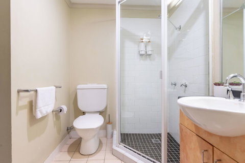 Classic 2 BR Apt In Pyrmont - Dalby Accommodation 8