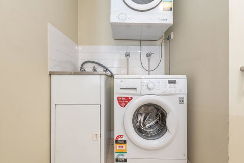 Classic 2 BR Apt In Pyrmont - Dalby Accommodation 21