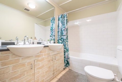 Classic 2 BR Apt In Pyrmont - Dalby Accommodation 18