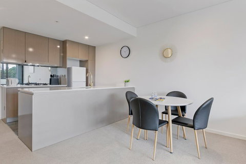 Stylish And Neat Two Bed Apartment In Wentworth Point - Dalby Accommodation 3