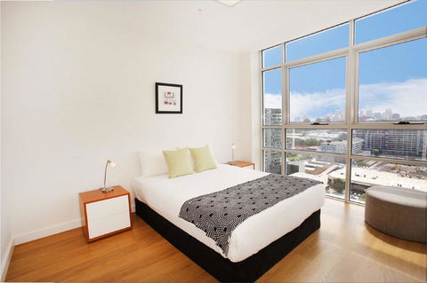 Gadigal Groove - Modern And Bright 3BR Executive Apartment In Zetland With Views - Dalby Accommodation 5