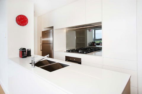 Gadigal Groove - Modern And Bright 3BR Executive Apartment In Zetland With Views - Dalby Accommodation 3