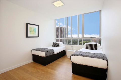 Gadigal Groove - Modern And Bright 3BR Executive Apartment In Zetland With Views - Dalby Accommodation 6
