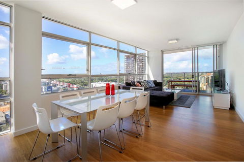 Gadigal Groove - Modern And Bright 3BR Executive Apartment In Zetland With Views - Dalby Accommodation 1
