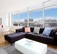 Gadigal Groove - Modern and Bright 3BR Executive Apartment in Zetland with Views - Dalby Accommodation