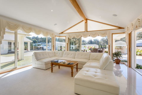 One Mile Mansion - Private Coastal Retreat FREE FAMILY ADVENTURE PASS - Dalby Accommodation 11