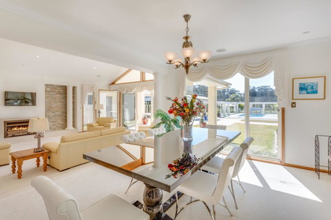 One Mile Mansion - Private Coastal Retreat FREE FAMILY ADVENTURE PASS - Dalby Accommodation 10