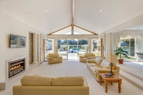 One Mile Mansion - Private Coastal Retreat FREE FAMILY ADVENTURE PASS - Dalby Accommodation 13