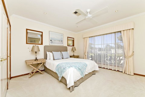 One Mile Mansion - Private Coastal Retreat FREE FAMILY ADVENTURE PASS - Dalby Accommodation 15