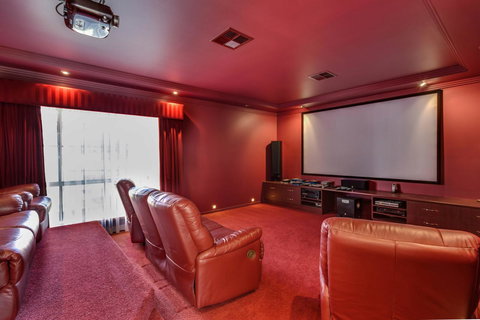 One Mile Mansion - Private Coastal Retreat FREE FAMILY ADVENTURE PASS - Dalby Accommodation 6