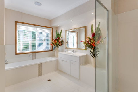 One Mile Mansion - Private Coastal Retreat FREE FAMILY ADVENTURE PASS - Dalby Accommodation 9