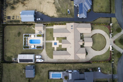 One Mile Mansion - Private Coastal Retreat FREE FAMILY ADVENTURE PASS - Dalby Accommodation 21