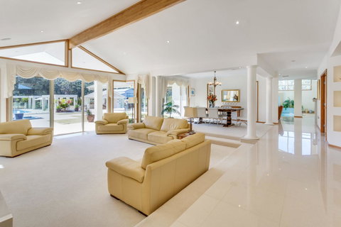 One Mile Mansion - Private Coastal Retreat FREE FAMILY ADVENTURE PASS - Dalby Accommodation 12